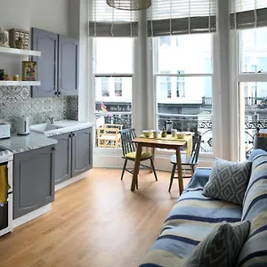 Striking Seaside One Bed Balcony Flat In Apartment Brighton
